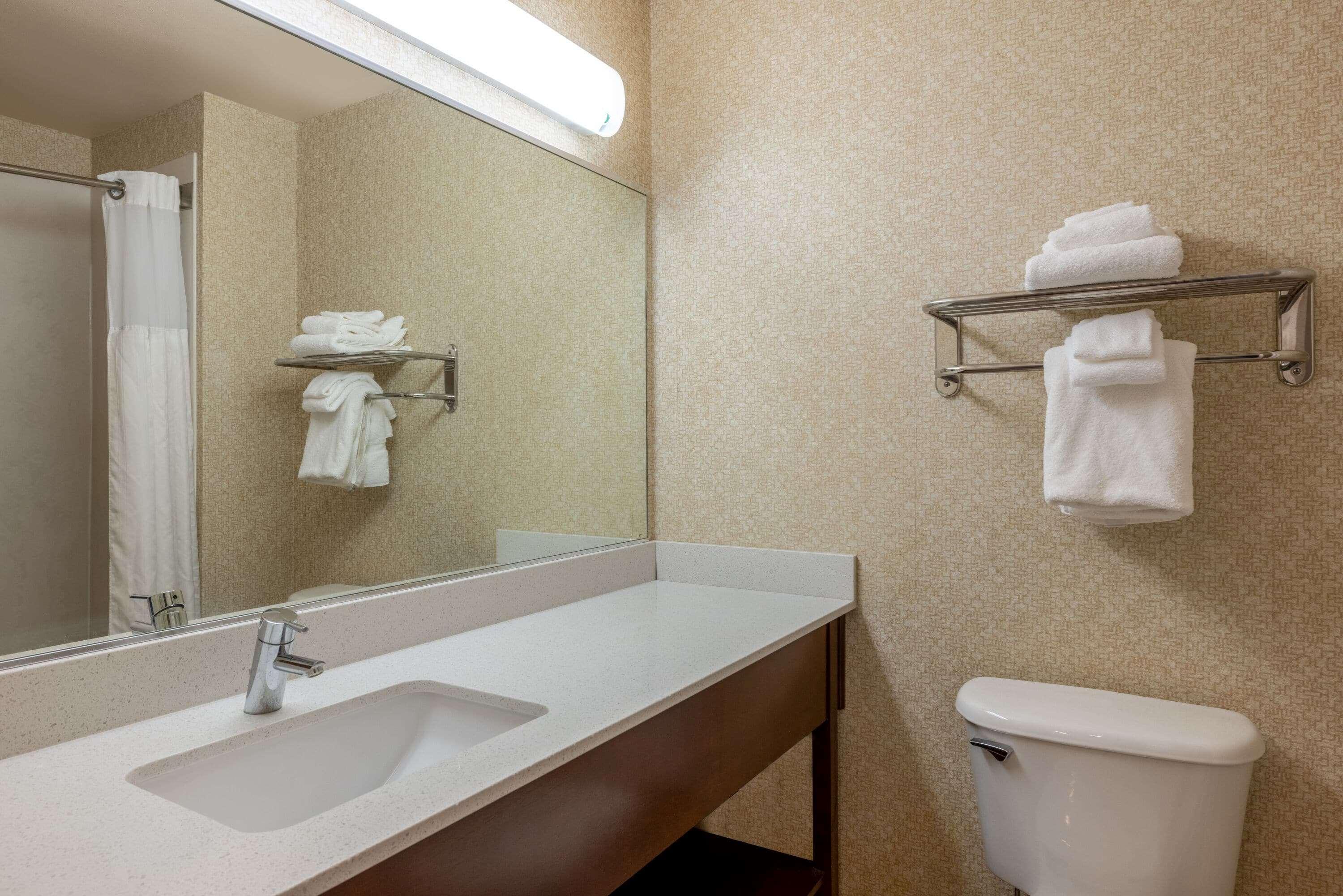 Wingate By Wyndham Gillette Hotel Екстериор снимка