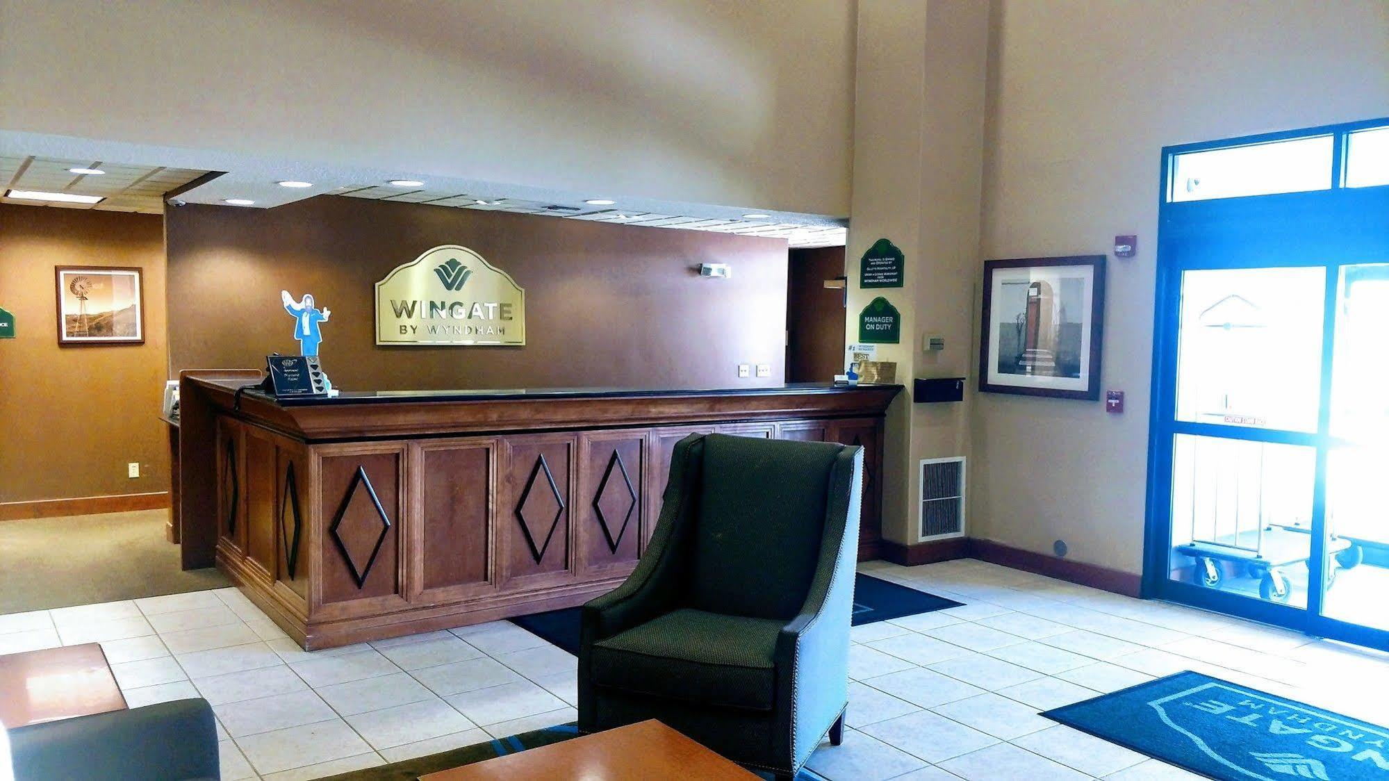 Wingate By Wyndham Gillette Hotel Екстериор снимка